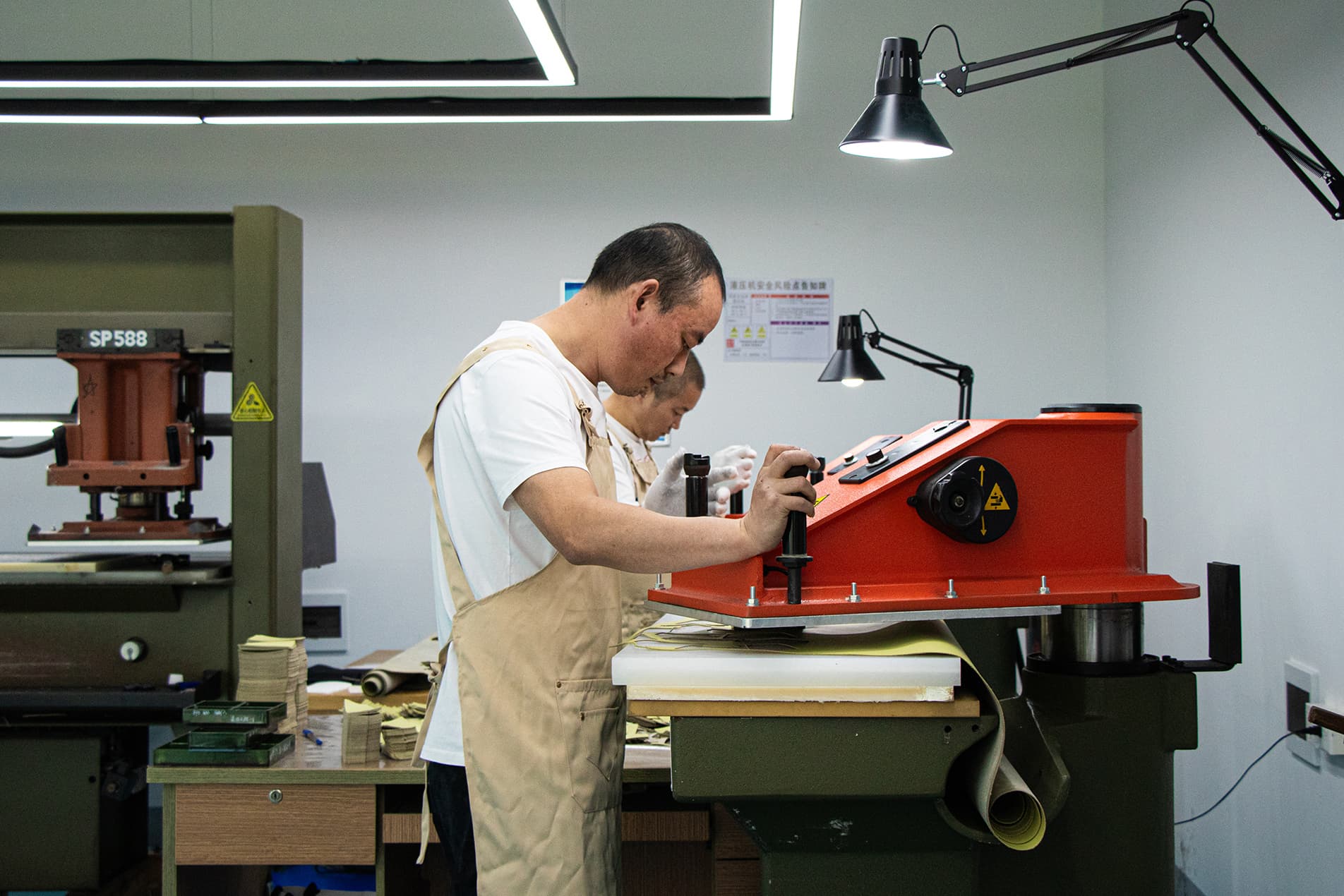 中国工場内でワーカーが働く姿